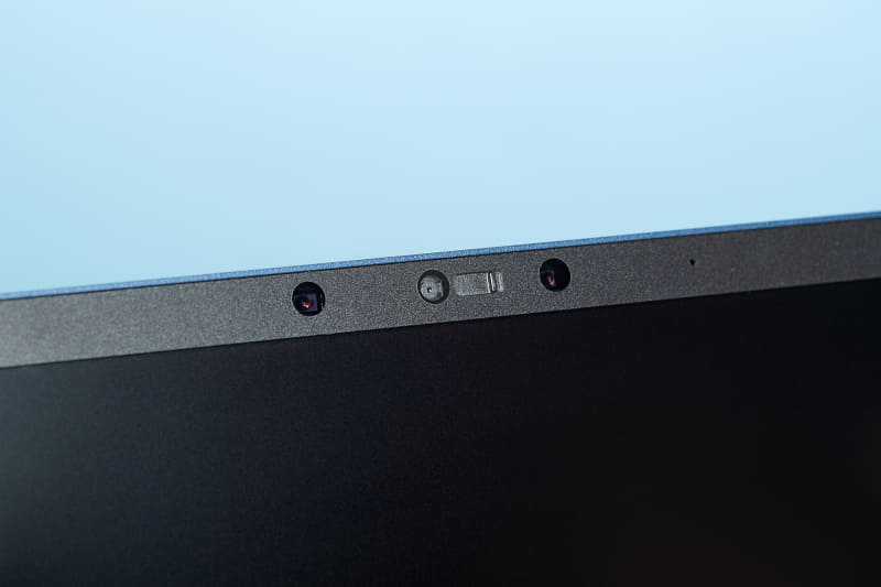 ディスプレイ上部にWindows Hello対応顔認証カメラを搭載