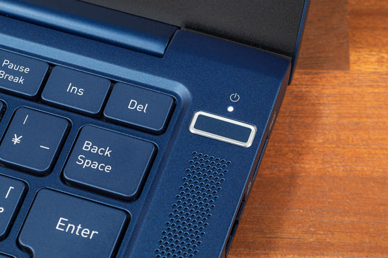 電源ボタンに指紋センサーを内蔵。電源断からの起動時でも電源ボタンを押した瞬間に指紋が読み取られ、そのままログインできるのは便利