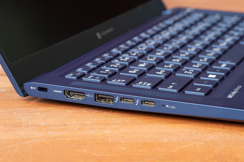 左側面にはHDMI、USB 3.2 Gen1 Type-A、Thunderbolt 4×2を配置