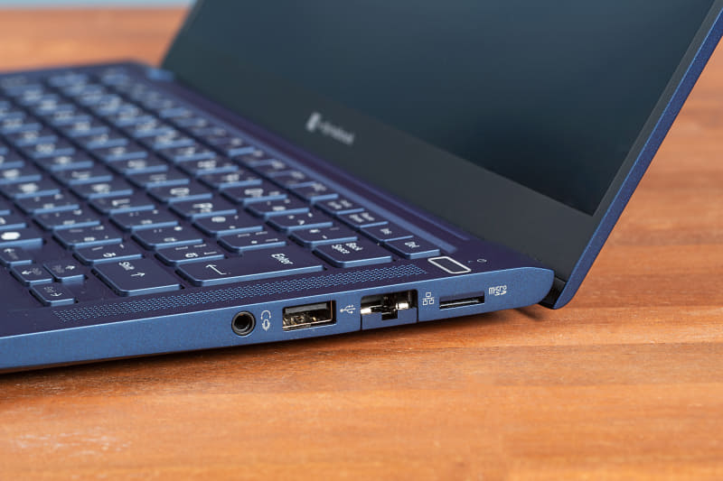 右側面にはマイク入力/ヘッドフォン出力端子、USB 3.2 Gen1 Type-A、Gigabit Ethernet、microSDカードスロットを配置。豊富なポートの用意で利便性に優れる