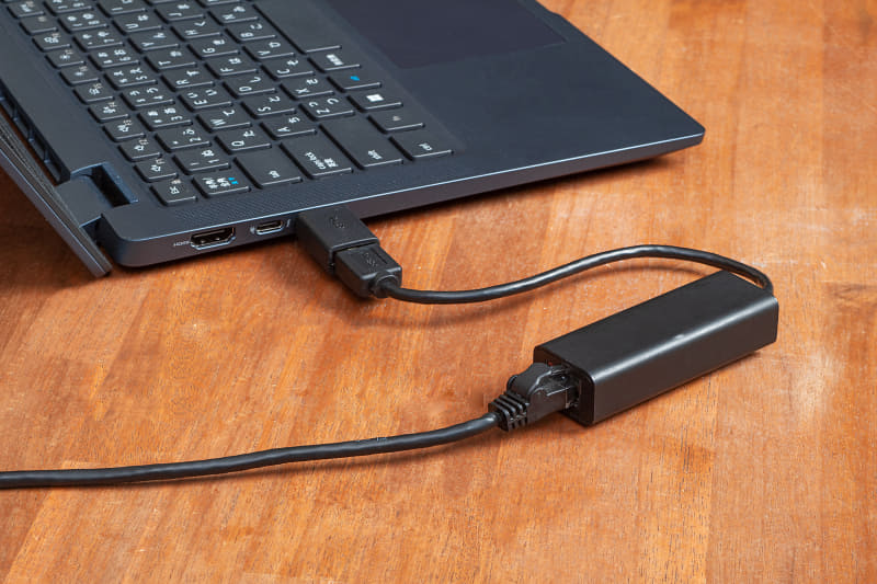 USB LANアダプタで有線接続する手もあるが、ポートの少ないモバイルPCだと他の周辺機器が使いにくくなるのが悩み