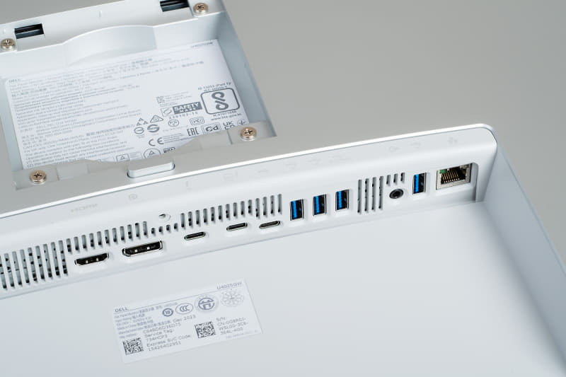 U4025QWの背面側に用意されている豊富なインターフェイス。右端が2.5GbE対応の有線LANポート