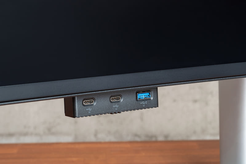 本体下部のポップアップするUSBポートは正面側からもアクセスしやすい