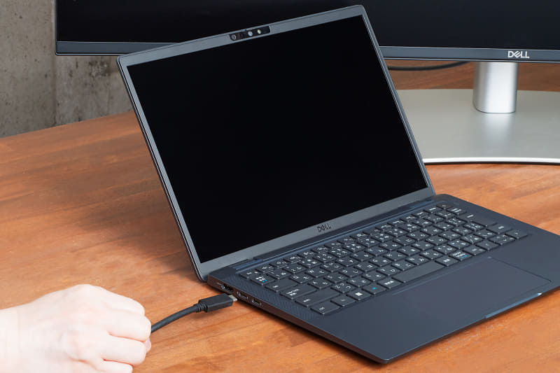 使うときはモニターから延びるType-CケーブルをノートPCにつなぐだけ