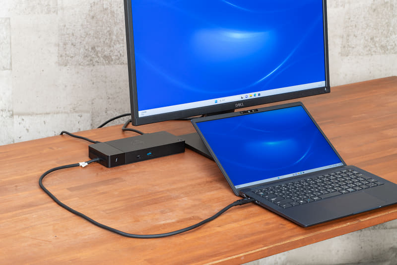 モニターにドッキングステーションを接続。設置スペースは必要だが意外にすっきり