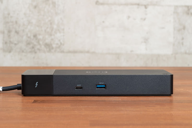 正面側にはUSB Type-C×1とUSB Type-A×1