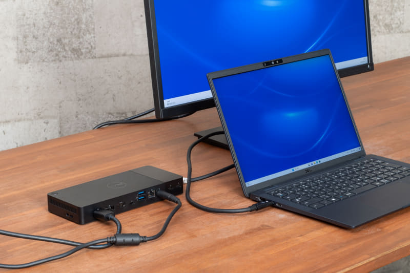 最後にドッキングステーションから延びているケーブルをノートPCに接続して使用開始
