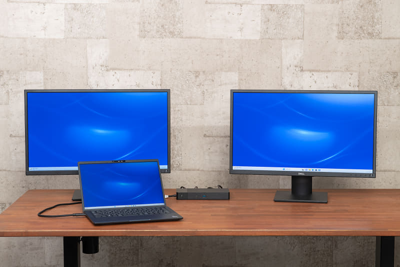 ノートPCと2台の外部モニターでトリプルディスプレイ環境も