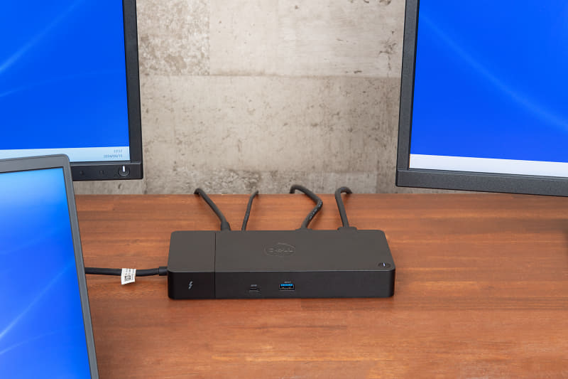 ノートPCと2台の外部モニターでトリプルディスプレイ環境も