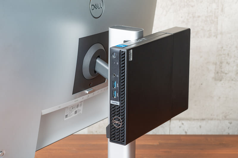 スタンド支柱の背面側にミニPCを固定する