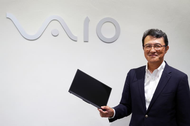 VAIO初のモバイルモニター「VAIO Vision+ 14」を手に持つ、VAIO株式会社 代表取締役社長の山野正樹氏