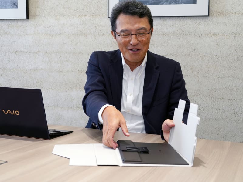 VAIO Vision+をカバー兼スタンドから取り出す様子