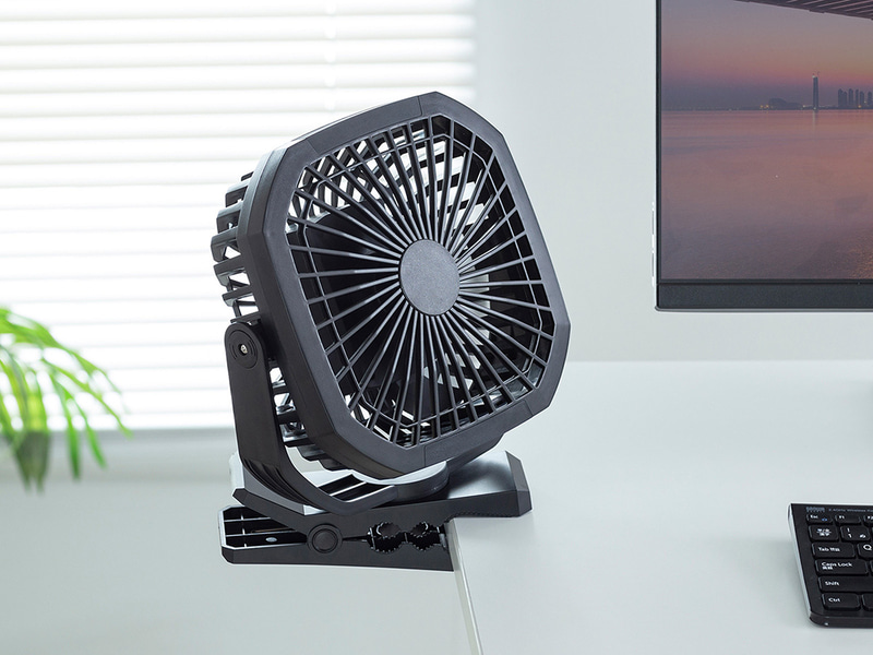 <a href="https://www.sanwa.co.jp/product/syohin?code=FAN-USB1BK" class="n" target="_blank">製品ページ</a><br>実売価格 : 6,770円前後●サイズ : 約218×92×252mm●重量 : 約800g