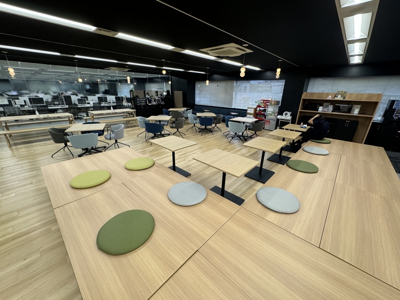 3階フロアにある「PARK」と呼ぶエリア。簡単な会議ができ、休憩や飲食もできる