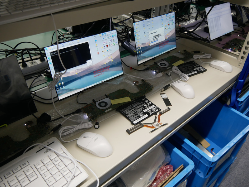 実機によるランニング評価をしている様子。基板やバッテリなどは筐体に入れずに実施している