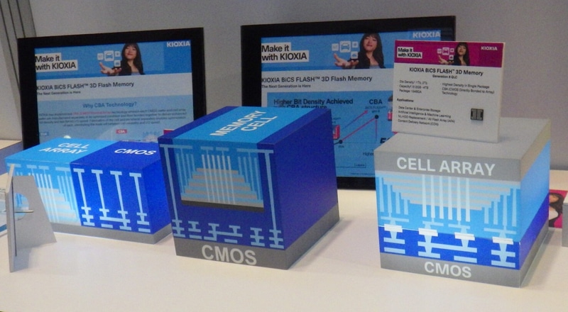 箱型の模型でBiCS8のCBA技術(右端)と、BiCS6のCUA技術(中央)、BiCS5のCNA(CMOS Next to Array)技術(左端)の違いを見せる。2024年8月6日にキオクシアの展示ブースで筆者が撮影したもの