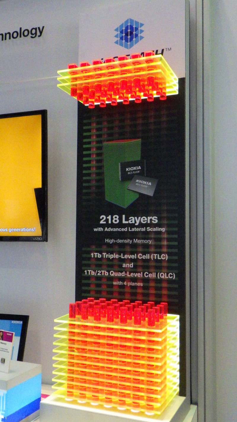218層のBiCS8技術をイメージしたメモリスルーホールの立体模型。2024年8月6日にキオクシアの展示ブースで筆者が撮影したもの