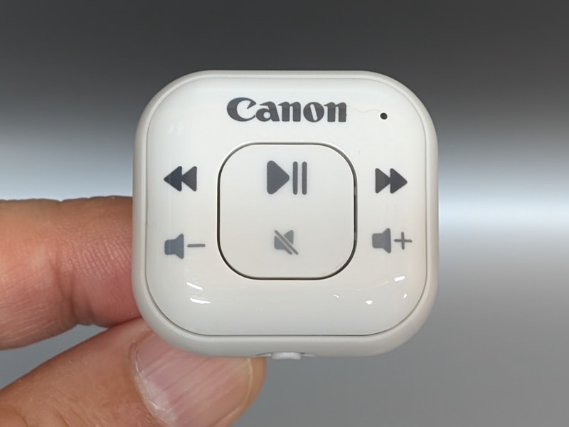 正面。中央とその左右に計3つのキーがあり、これらを親指で操作する