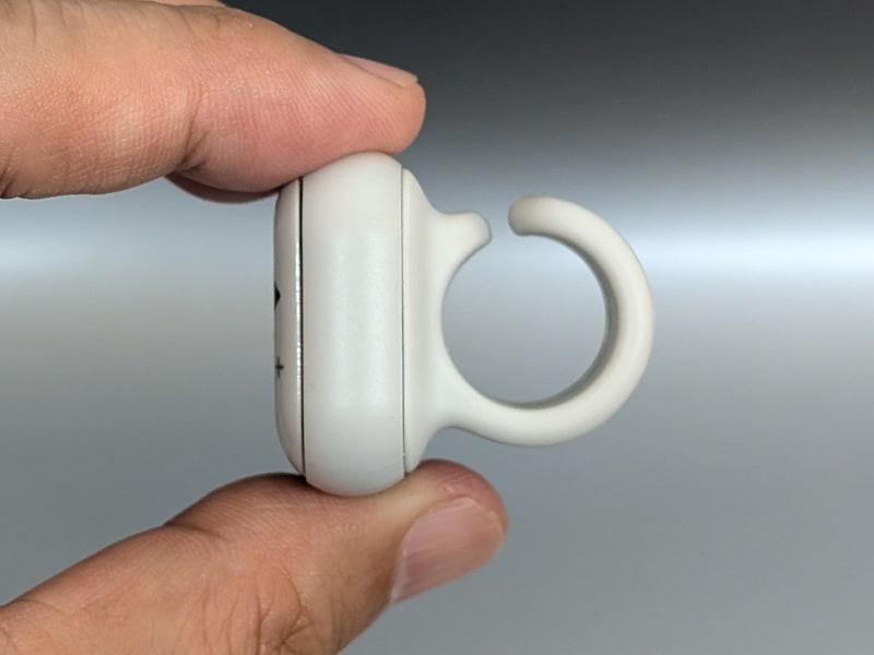 側面。人差し指もしくは中指に取り付ける。左手右手を問わず利用可能