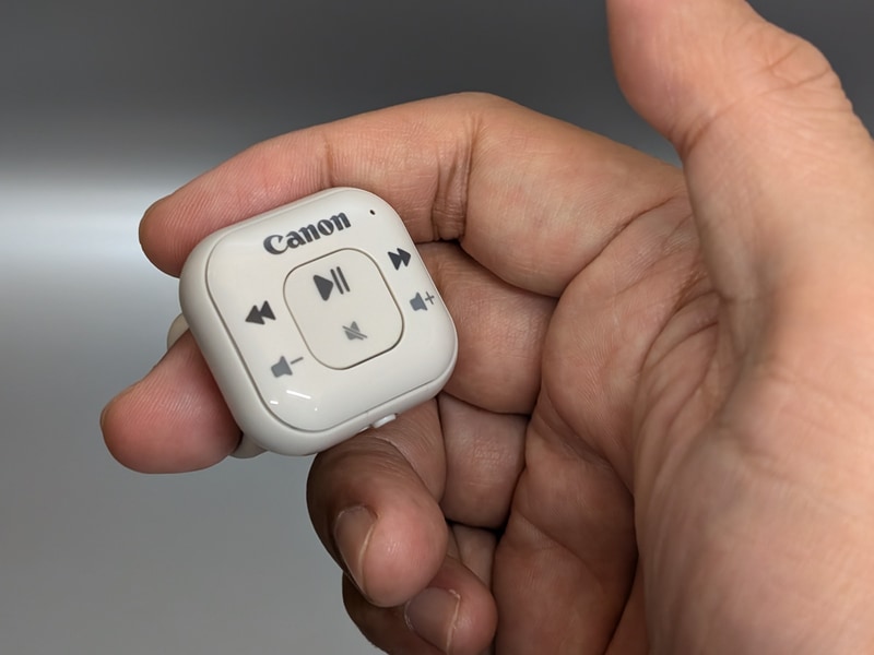 実際に取り付けた状態。メーカーの写真はすべて人差し指に装着しているが、個人的には中指のほうが安定して保持できるように感じる