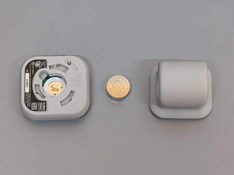 電池はLR44を使用。背面のリング状のパーツをひねって開ける