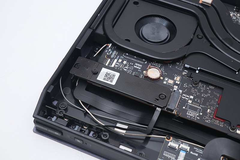 M.2スロットは2階建てとなっており、標準で下の方のスロットが埋まっている