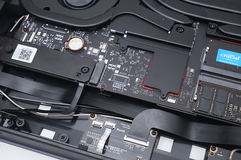 「BATT」といったシルク印刷があることからバッテリ接続と思わしきコネクタのパターン(未実装)があったりと、ノートPC用と思われる基板設計が