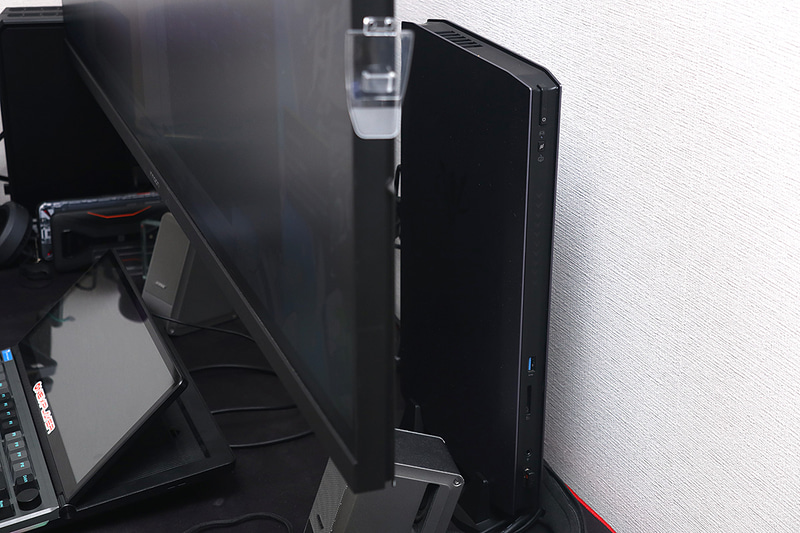 モニターの裏や机の足と壁の隙間といったデッドスペースにスッと収まるスリムさが魅力的