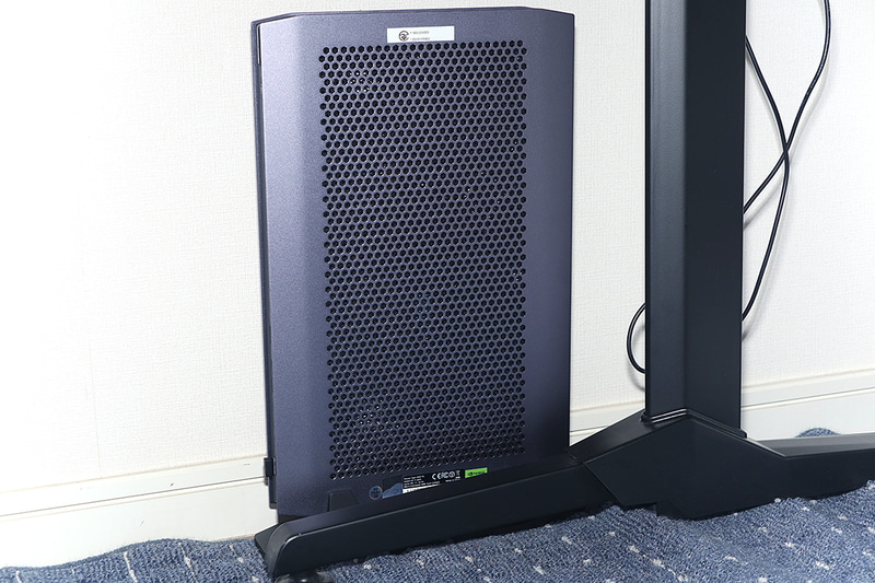 モニターの裏や机の足と壁の隙間といったデッドスペースにスッと収まるスリムさが魅力的