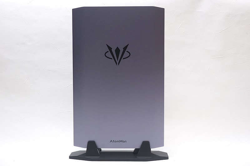 左側面のロゴはMINISFORUMに。ちなみに従来はドクロだった