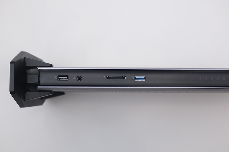 前面が上(写真右)からUSB 3.0、SDカードスロット、3.5mm音声入出力、USB 3.0