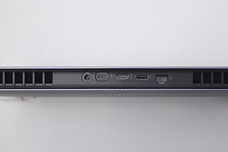 背面は上(写真左)からDC入力、USB4、HDMI出力、USB 3.1、Gigabit Ethernet