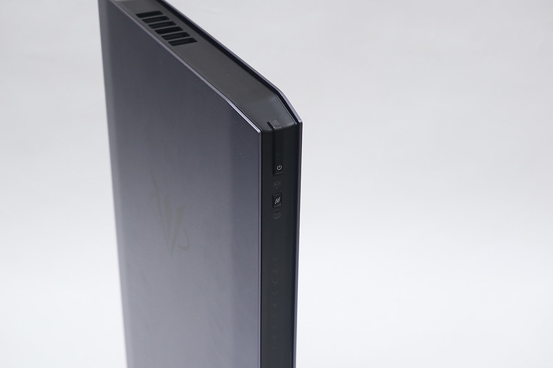 上部に電源ボタンとモード切替ボタン。その下に存在が薄いRGB LEDライティング