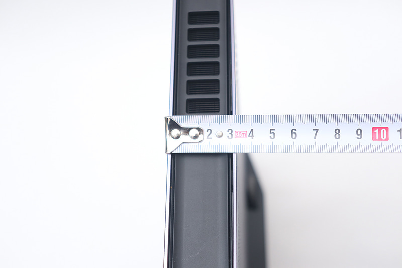 本体だけの幅は32.5mm。NUCXI7/NUCXI5の26.5mmから増えた