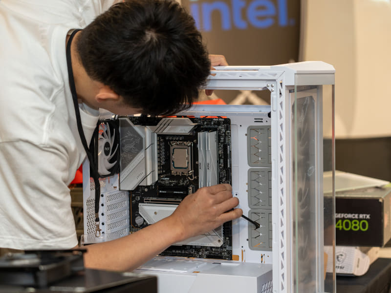 タイマースタートからそれぞれ猛烈な速度で組み立てをはじめた