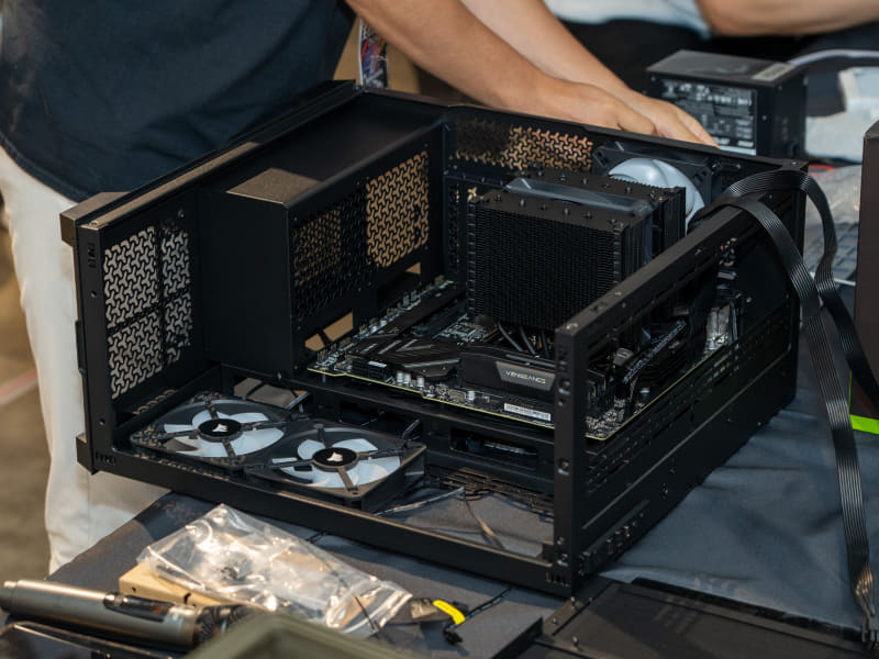 ピラーレスケースは作業スペースを大きく取れる点で有利