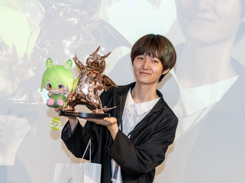 優勝したAt.Holyネズミ氏にはラッキーくんの像も贈呈