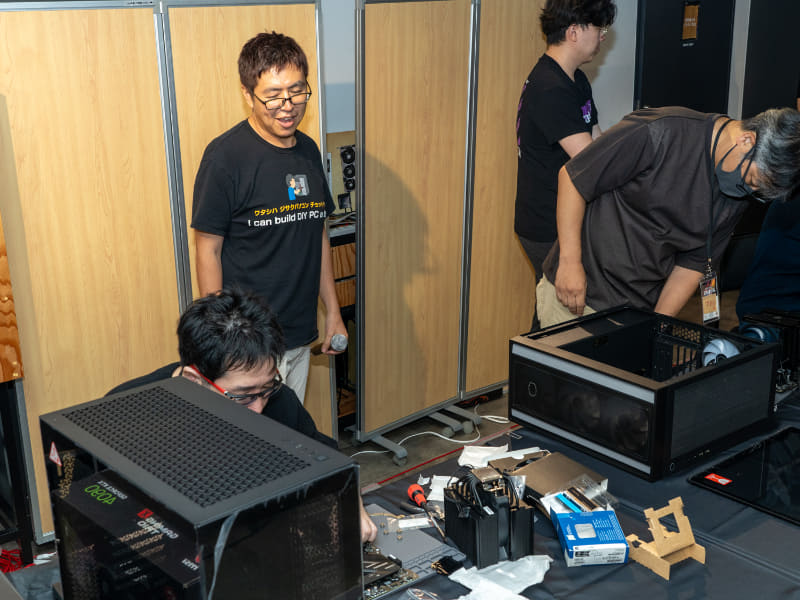 一般参加者がPCを組み上げている様子