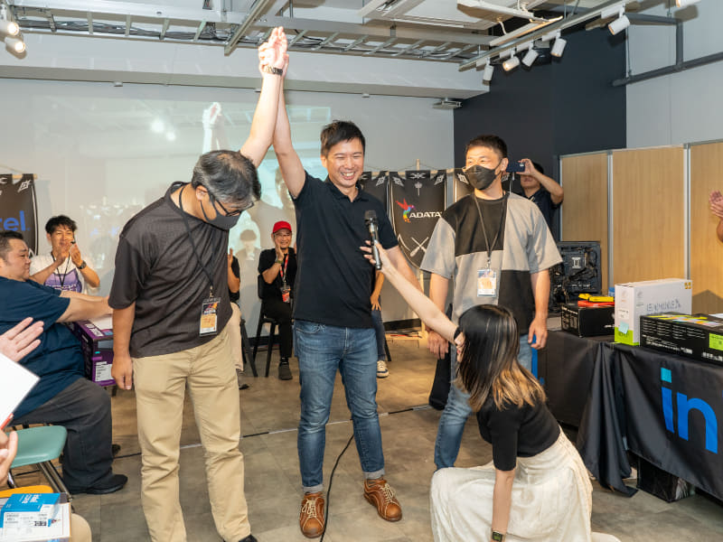 同率1位で最後に審査員が選んだ優勝者の発表は、MSIコンピュータージャパン社長のRicky Chiang氏がボクシングの判定風に行なった