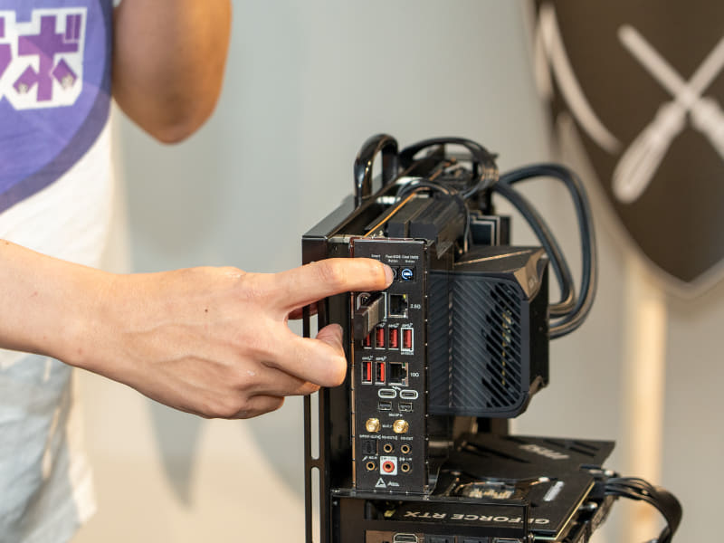 最低限の装備でBIOSのアップデートができるフラッシュBIOSボタンを使ったBIOSの更新方法について説明