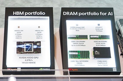 SK hynixが展示会に出品したDRAM関連の製品。左の展示箱にはHBM3Eの記憶容量36GB品(左上)と同24GB品(右上)、NVIDIAのGPU「H200」(24GBのHBM3Eモジュールを6個搭載)を並べた。右の展示箱には左上から時計周りに8Gbit(4Gbitダイ×2枚)のGDDR6 DRAMをベースとしたAiM、LPDDR5Tメモリ(複数のDRAMダイを積層、記憶容量24GB、入出力幅64bit)、DDR5のMCR(Multiplexer Combined Ranks) DIMM(記憶容量は32GBと96GB)、CMM-DDR5モジュール(フォームファクタはE3.S)、DDR5 TALL MCR DIMM(記憶容量は128GB)をレイアウトしてある。SK hynixが2024年8月8日付けで公表したFMS 2024の出展に関する資料から抜粋したもの