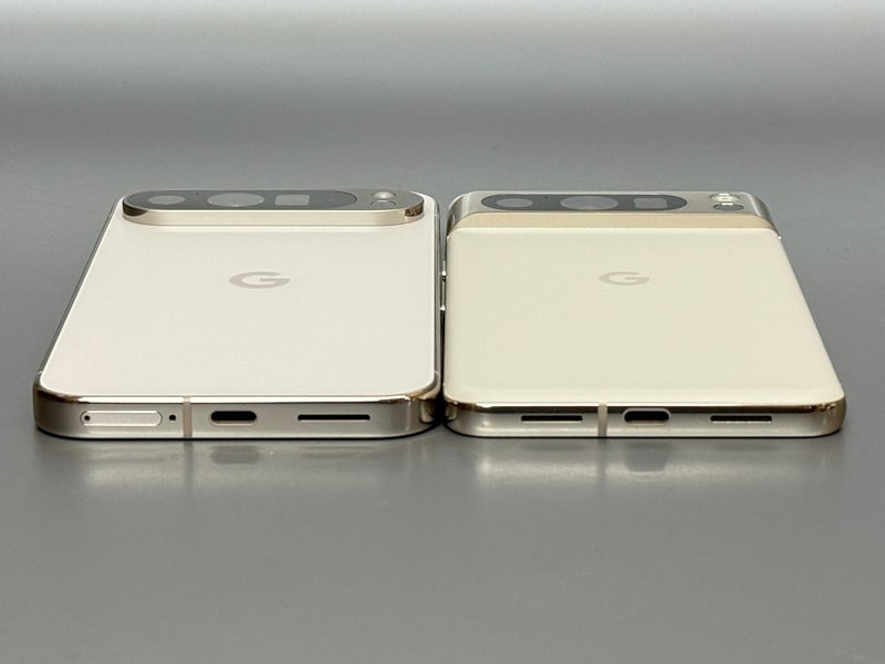 左が本製品、右がPixel 8 Pro。本製品のほうが厚みがあるように見えるが、これはデザイン上の錯覚で、ロゴのある中央付近の厚みで比較すると本製品のほうがわずかに薄い