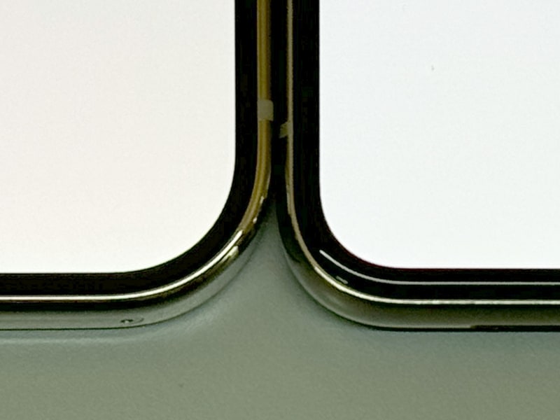 左が本製品、右が従来のPixel 8 Pro。本製品のほうが画面隅が丸みを帯びているため、ページの角で隠れる部分の面積が増している。あまりよい傾向ではない