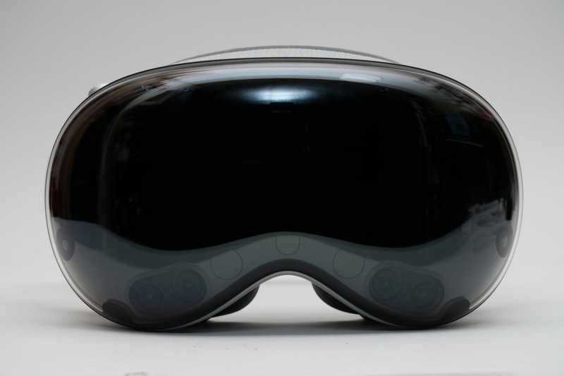 本体前面。前面中央部分には外向きのディスプレイ「EyeSight」が内蔵