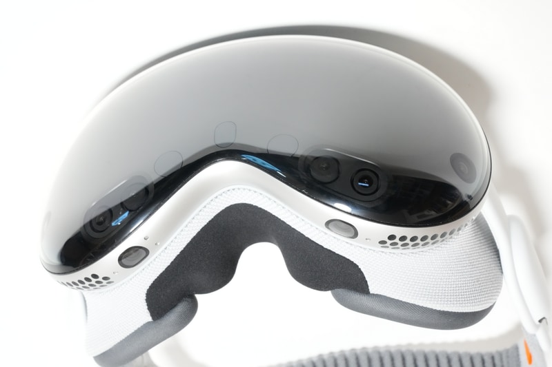 前面下部には2つの高解像度メインカメラ、6つのワールドフェイシングトラッキングカメラ、前面中央下部にはTrueDepthカメラ、LiDARスキャナを装備