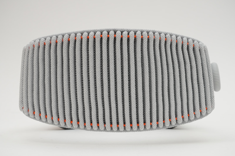 ソロニットバンドはクッション性、通気性、伸縮性が備わっている。またバンドとしては薄いので、寝転んで利用可能だ