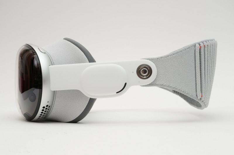 左側面には独自規格の電源コネクタ