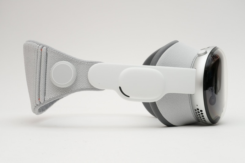 右側面にはフィットダイヤルを用意