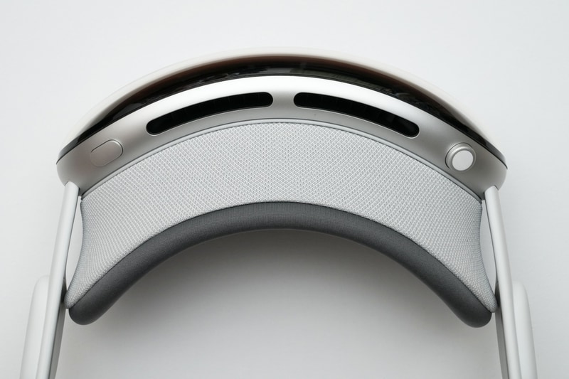 上面左側はトップボタン、右側にはDigital Crown、下面には6つのアレイマイクが非対称に配置されている