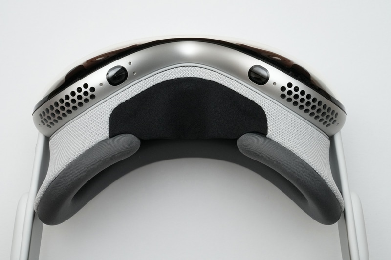 上面左側はトップボタン、右側にはDigital Crown、下面には6つのアレイマイクが非対称に配置されている